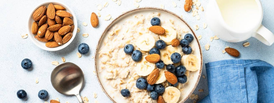 Porridge with berries, nuts and milk