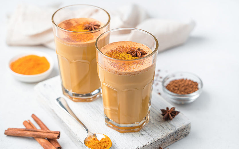 Two drinks healthy for the gut with spices around