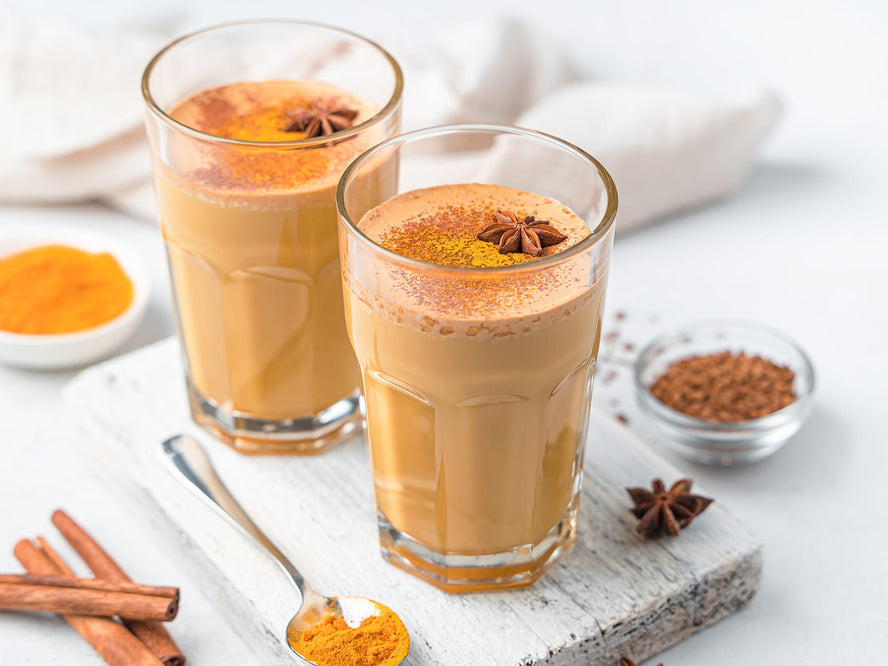 Two drinks healthy for the gut with spices around